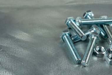 Bağlantıları birleştirmek için Fasteners. Fındık ve cıvatalar. Metal bir boşluğun arka planına yakın plan. Boşluğu kopyala