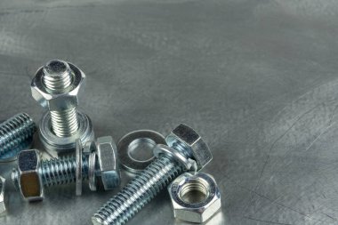 Bağlantıları birleştirmek için Fasteners. Fındık ve cıvatalar. Metal bir boşluğun arka planına yakın plan. Boşluğu kopyala