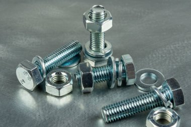 Bağlantıları birleştirmek için Fasteners. Fındık ve cıvatalar. Metal bir boşluğun arka planına yakın plan. Boşluğu kopyala