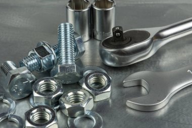 Parçalı bağlantıları birleştirmek için araç. Anahtarlar ve başlar. Metal bir boşluğun arka planına yakın plan.
