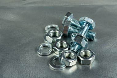 Bağlantıları birleştirmek için Fasteners. Fındık ve cıvatalar. Metal bir boşluğun arka planına yakın plan. Boşluğu kopyala