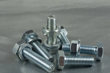 Bağlantıları birleştirmek için Fasteners. Fındık ve cıvatalar. Metal bir boşluğun arka planına yakın plan. Boşluğu kopyala
