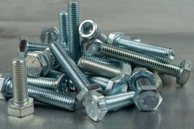 Bağlantıları birleştirmek için Fasteners. Fındık ve cıvatalar. Metal bir boşluğun arka planına yakın plan.