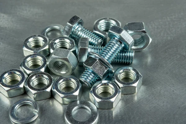 Bağlantıları birleştirmek için Fasteners. Fındık ve cıvatalar. Metal bir boşluğun arka planına yakın plan. Boşluğu kopyala
