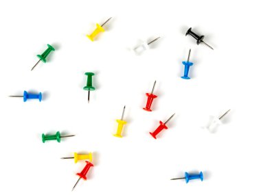 Gerçekçi renkli raptiyeler. Düğmeleri iğnelere takın, ofis düğmelerini takın. Kırtasiye malzemeleri. Belgelerle çalışmak için ekipman.