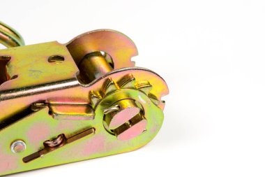 Kontrol yükleme için Ratchet kayışları. Kargo emniyet kemeri. Beyaz arkaplanda yakın plan