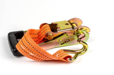 Kontrol yükleme için Ratchet kayışları. Kargo emniyet kemeri. Beyaz arkaplanda yakın plan