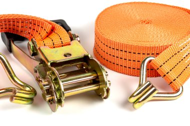 Kontrol yükleme için Ratchet kayışları. Kargo emniyet kemeri. Beyaz arkaplanda yakın plan