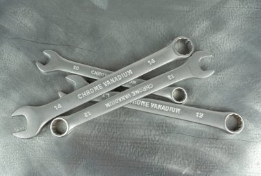 Metalik gri arka planda izole edilmiş metal anahtarlar. Boşluğu kopyala