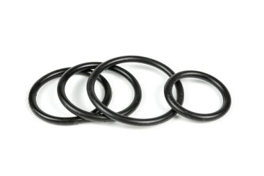 Hidrolik ve pnömatik o-halkalar beyaz arka planda farklı boyutlarda siyah renkte. Tesisat için çeşitli mühürler. Hidrolik bağlantılar için halkalar mühürleniyor.