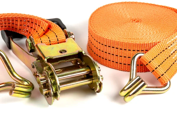 Kontrol yükleme için Ratchet kayışları. Kargo emniyet kemeri. Beyaz arkaplanda yakın plan