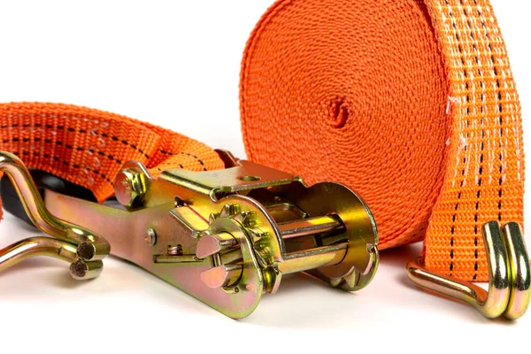 Kontrol yükleme için Ratchet kayışları. Kargo emniyet kemeri. Beyaz arkaplanda yakın plan