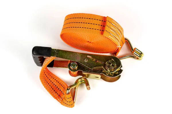 Kontrol yükleme için Ratchet kayışları. Kargo emniyet kemeri. Beyaz arkaplanda yakın plan