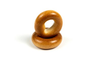 Beyaz arka planda kule şeklinde mini yuvarlak simitler kuruyor. Kopyala, metin için boşluk