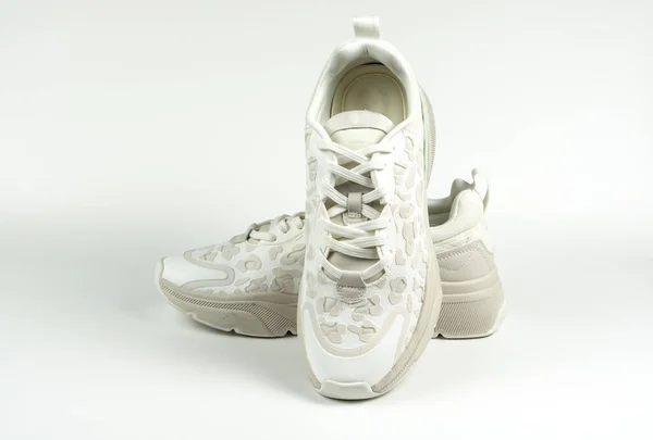 Ζευγάρι Μοντέρνα Sneakers Λευκό Φόντο Κοντινό Πλάνο — Φωτογραφία Αρχείου