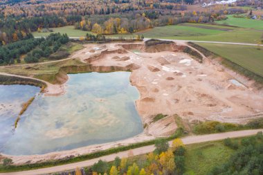 Açılmış kumların havadan görünüşü, sonbaharda yeşil suyla dolu çakıl ocağı.