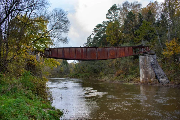 河上旧的锈蚀 废弃的金属铁路桥 — 图库照片