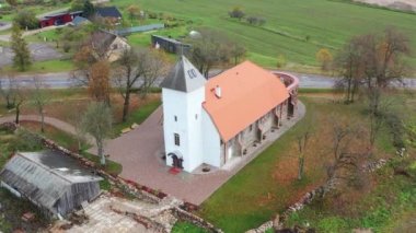 Beyaz kulesi ve kırmızı çatısı olan yenilenmiş Luteryan kilisesinin yörüngesindeki hava görüntüsü.