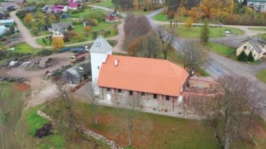 Beyaz kulesi ve kırmızı çatısı olan yenilenmiş Luteryan kilisesinin yörüngesindeki hava görüntüsü.