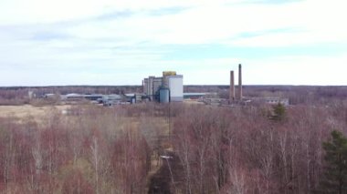 Ağaçların üzerinden uçarak tahıl depolama tesisine ve sanayi binalarına doğru uçan hava görüntüleri