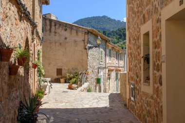 Dar sokaklarında Valldemossa, Mallorca, İspanya