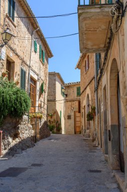 Dar sokaklarında Valldemossa, Mallorca, İspanya
