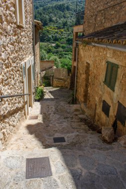 Dar sokaklarında Valldemossa, Mallorca, İspanya