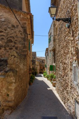 Dar sokaklarında Valldemossa, Mallorca, İspanya