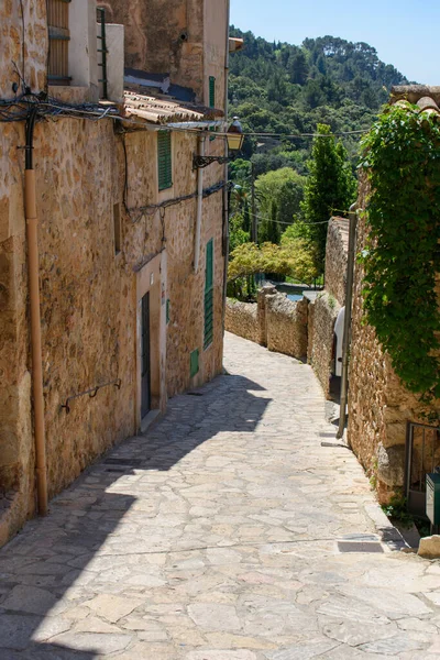 Dar sokaklarında Valldemossa, Mallorca, İspanya