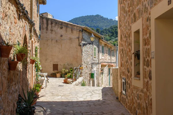 Dar sokaklarında Valldemossa, Mallorca, İspanya