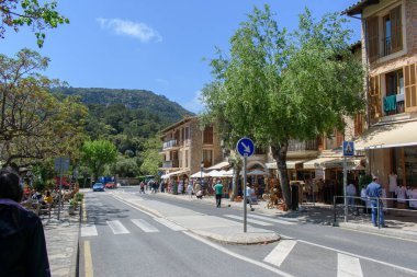 Valldemossa, Mallorca, İspanya - 05.06.2022: Valldemossa sokaklarında yürüyen turist