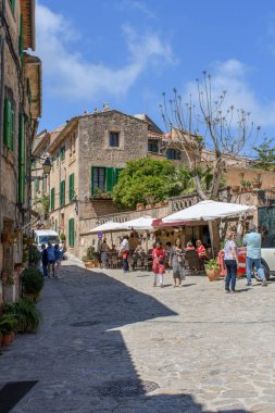 Valldemossa, Mallorca, İspanya - 05.06.2022: Valldemossa 'nın dar sokaklarında yürüyen turist