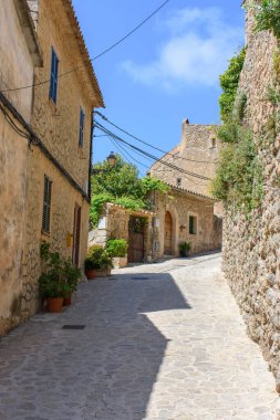 Valldemossa, Mallorca, İspanya - 05.06.2022: Valldemossa, Mallorca, İspanya 'nın dar sokakları