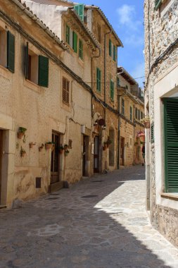 Valldemossa, Mallorca, İspanya - 05.06.2022: Valldemossa, Mallorca, İspanya 'nın dar sokakları