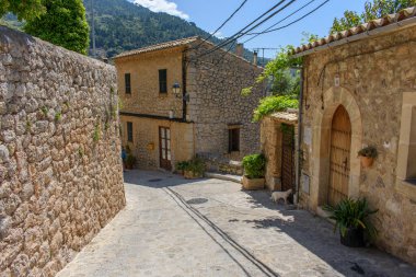 Valldemossa, Mallorca, İspanya - 05.06.2022: Valldemossa, Mallorca, İspanya 'nın dar sokakları