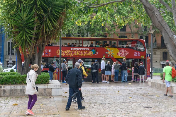 Palma de Mallorca, Mallorca, İspanya - 05.03.2022: Turistler şehir turizm otobüsüne biniyorlar