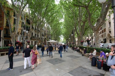 Palma de Mallorca, Mallorca, İspanya - 05.03.2022: Palma de Mallorca 'da Paseo del Borne Bulvarı' nda yürüyen turistler