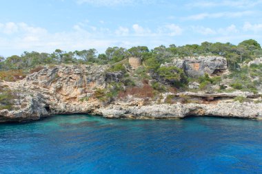 Cala Figuera, Mallorca, İspanya 'da kızıl kayalıklar ve turkuaz deniz suyu.