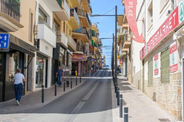 Porto Cristo, Mallorca, İspanya - 05.02.2022: Porto Cristo 'da insanlar dar ve dik yolda yürüyor