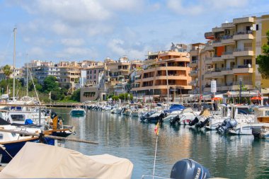 Porto Cristo, Mallorca, İspanya - 05.02.2022: Porto Cristo limanında yatlar ve tekneler