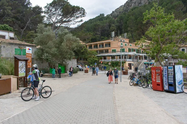 Calobra Mallorca Spanien 2022 Touristen Gehen Calobra Auf Die Straße — Stockfoto