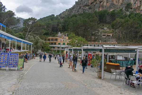Calobra Mallorca Spanien 2022 Touristen Gehen Calobra Auf Die Straße — Stockfoto
