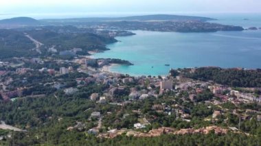 Peguera 'nın etrafından oteller ve plajlarla uçan havadan çekilen görüntüler. Arka planda deniz var. Mallorca, Balearic Adaları, İspanya