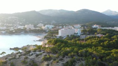 Deniz kıyısından oteller ve plajlarla Peguera 'ya doğru uçan bir hava çekimi. Arka planda dağlar. Mallorca, Balearic Adaları, İspanya