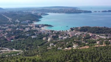 Peguera 'nın etrafından oteller ve plajlarla uçan havadan çekilen görüntüler. Arka planda deniz var. Mallorca, Balearic Adaları, İspanya