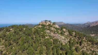 Peguera, Mallorca, İspanya 'daki dağın tepesindeki uçurumlara doğru uçan hava görüntüleri