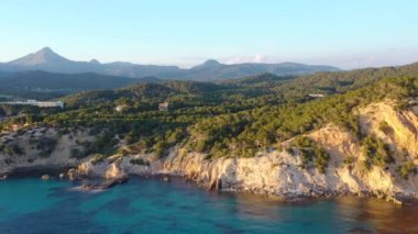 Peguera 'daki sahil kayalıklarının deniz tarafından havadan çekilmiş görüntüleri. Arka planda dağlar. Mallorca, Balearic Adaları, İspanya