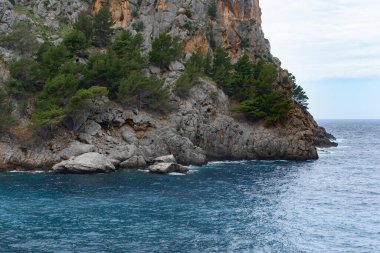 Sa Calobra, Mallorca, İspanya 'da turkuaz deniz suyu ve kıyı kayalıkları