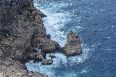Mirador Es Colomer Formentor, Mallorca, İspanya 'daki sahil kayalıklarına çarpan dalgalara bakın.