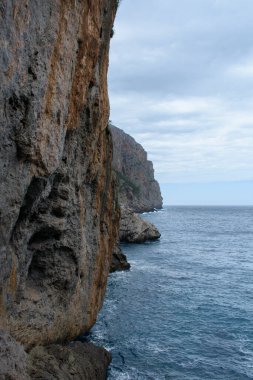 İspanya 'nın Sa Calobra Mallorca kentindeki Torrent de Pareis' deki sahil kayalıkları